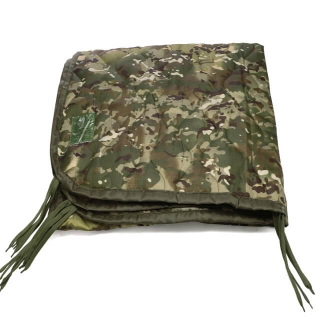 Manta tipo poncho estilo militar